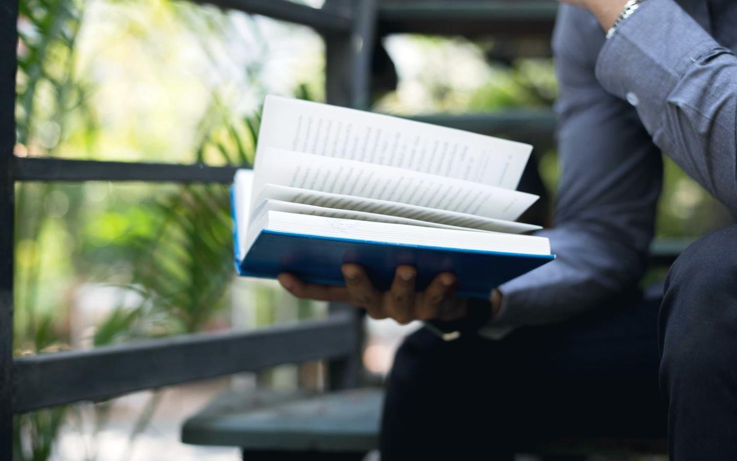 Консультант помогает клиенту разобраться с финансовым планом